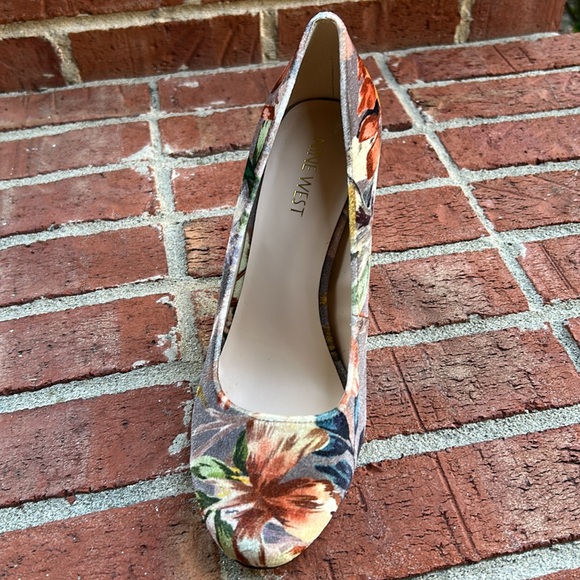 NINE WEST Exotic Gray Floral Faux Suede Textile Block Heel Pumps - Picture 6 of 11